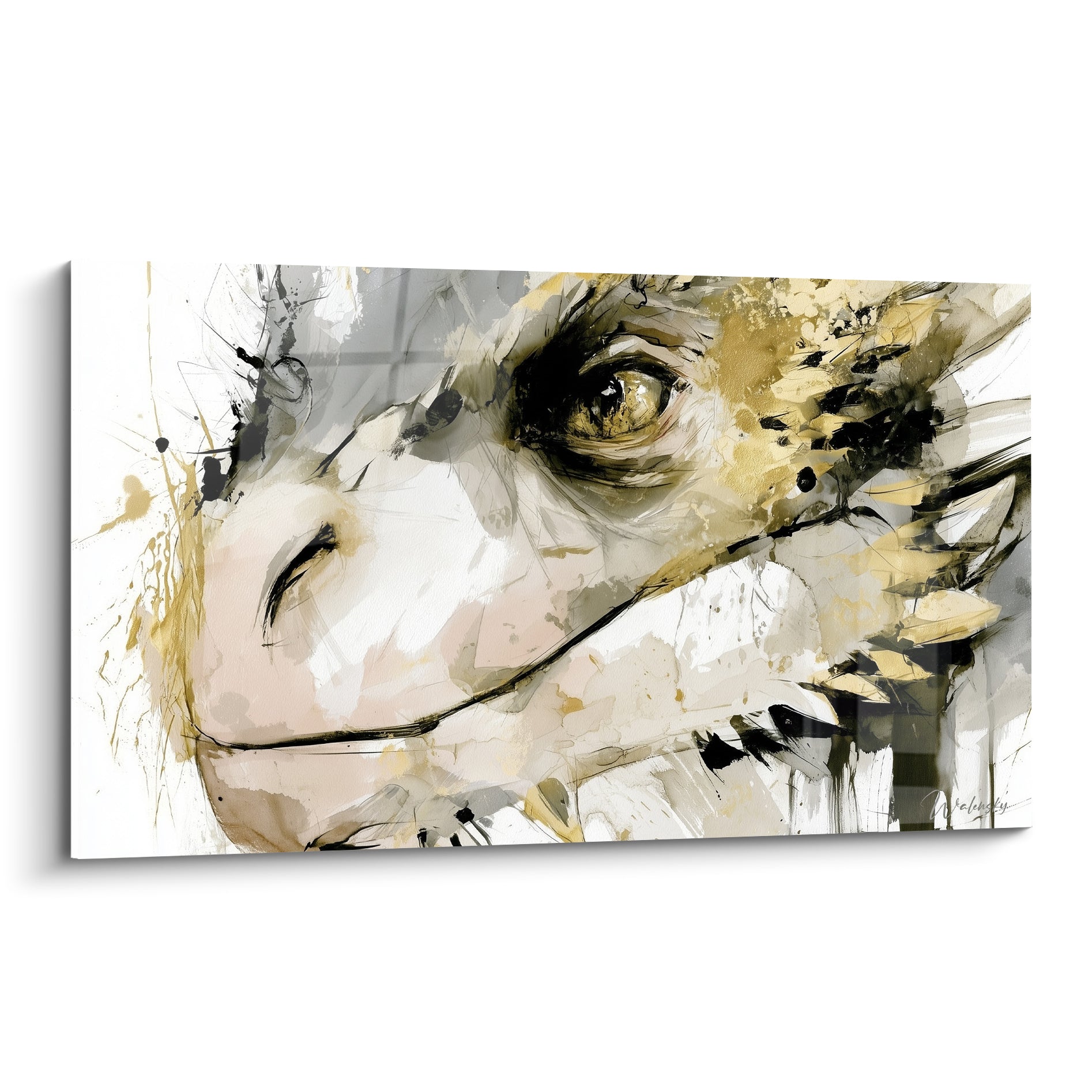Dragon doré au regard perçant, traits anthracite et éclaboussures sur fond ivoire clair