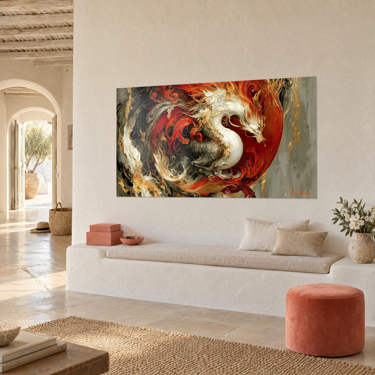 Tableau serpent céleste ivoire aux volutes rouges et or sur fond gris, accroché au-dessus d'une banquette blanche arrondie