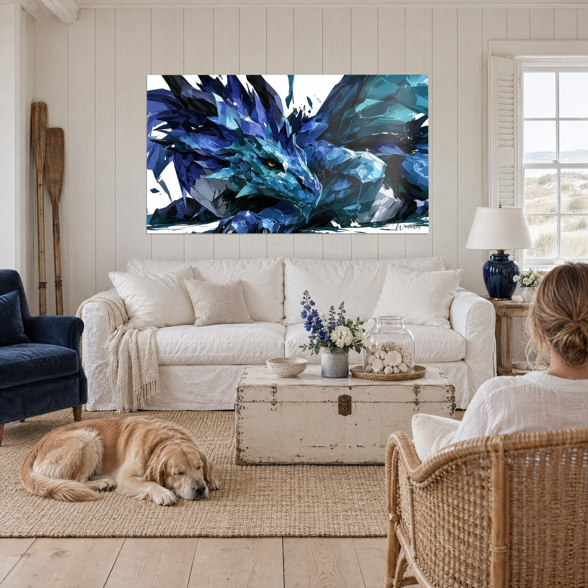 Tableau dragon de cristal aux écailles bleu cobalt et turquoise, œil ambré, au-dessus d'un canapé dans un salon lumineux