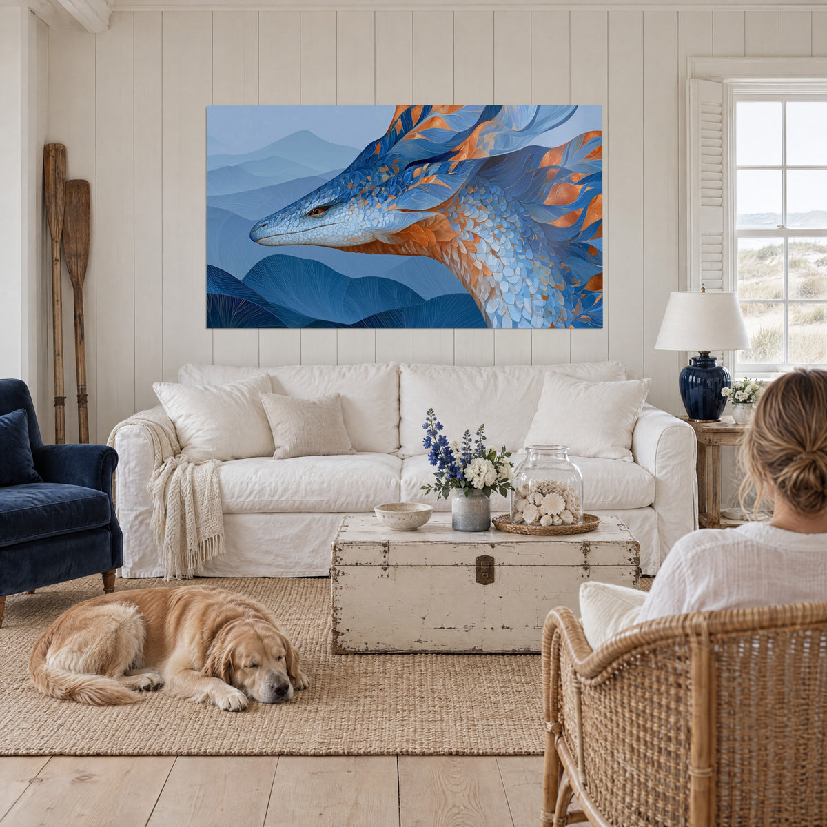 Quadro drago blu cobalto con squame ramate, occhio ambrato, retriever sdraiato, sopra un divano in un soggiorno luminoso