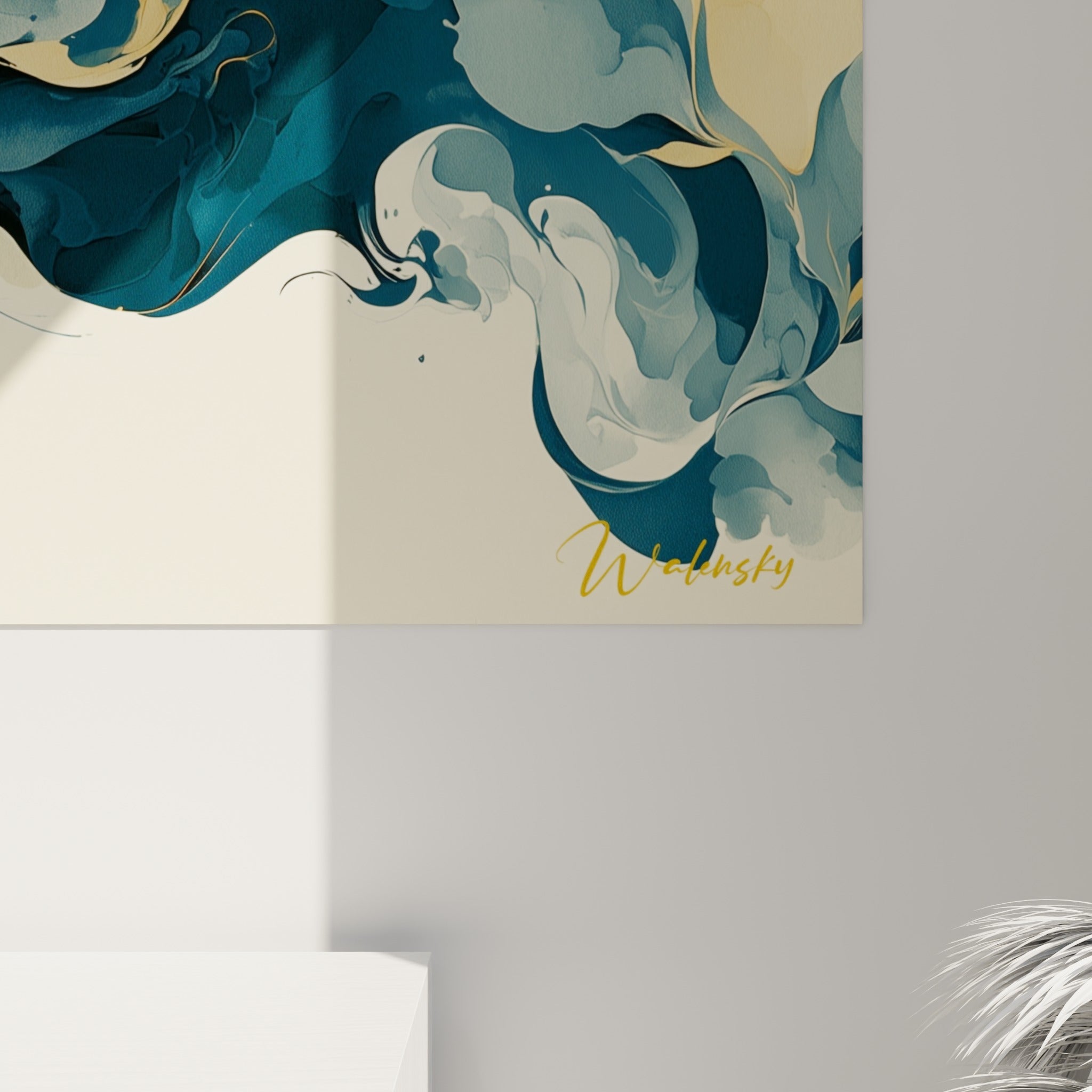 Écailles fondues en nuances bleu pétrole et dorées, empâtements fluides visibles sur la toile accrochée