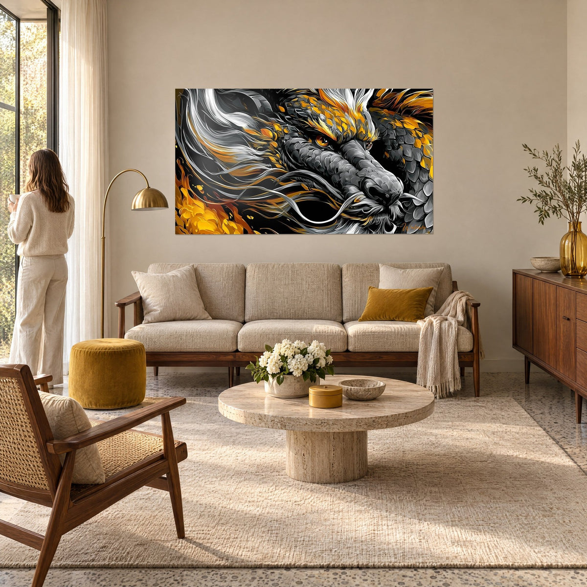 Tableau dragon chinois à écailles grises et reflets or, crinière blanche en volutes, une femme de dos, au-dessus d'un canapé dans un salon lumineux
