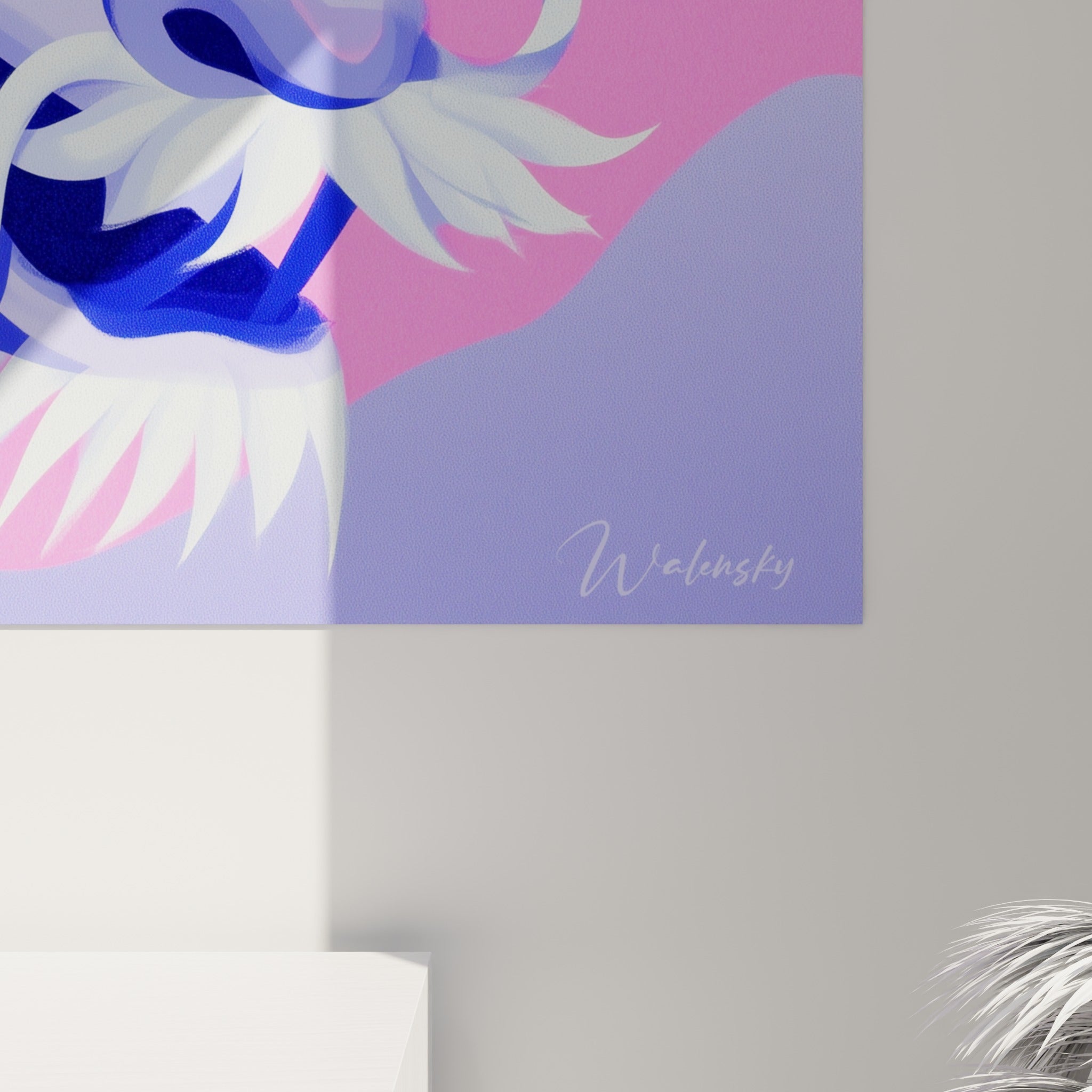Écailles indigo et crêtes fuchsia du dragon vues de près, dégradés lisses et traits blancs fluides