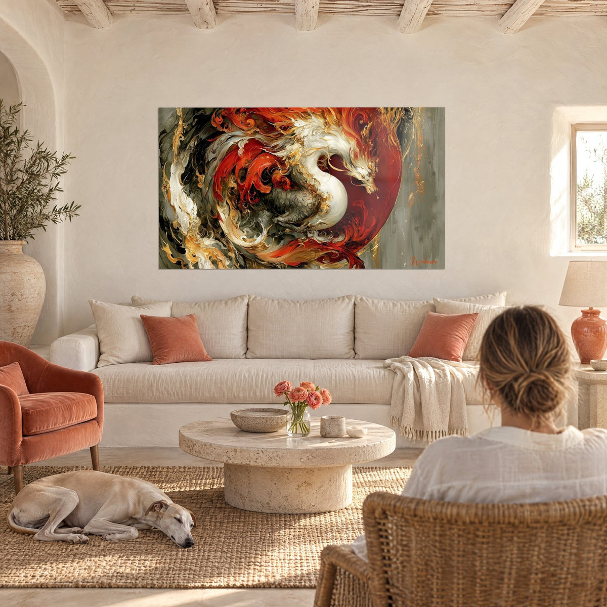 Tableau dragon blanc lové devant un disque écarlate, crinière dorée, écailles grises, au-dessus d'un canapé dans un salon lumineux