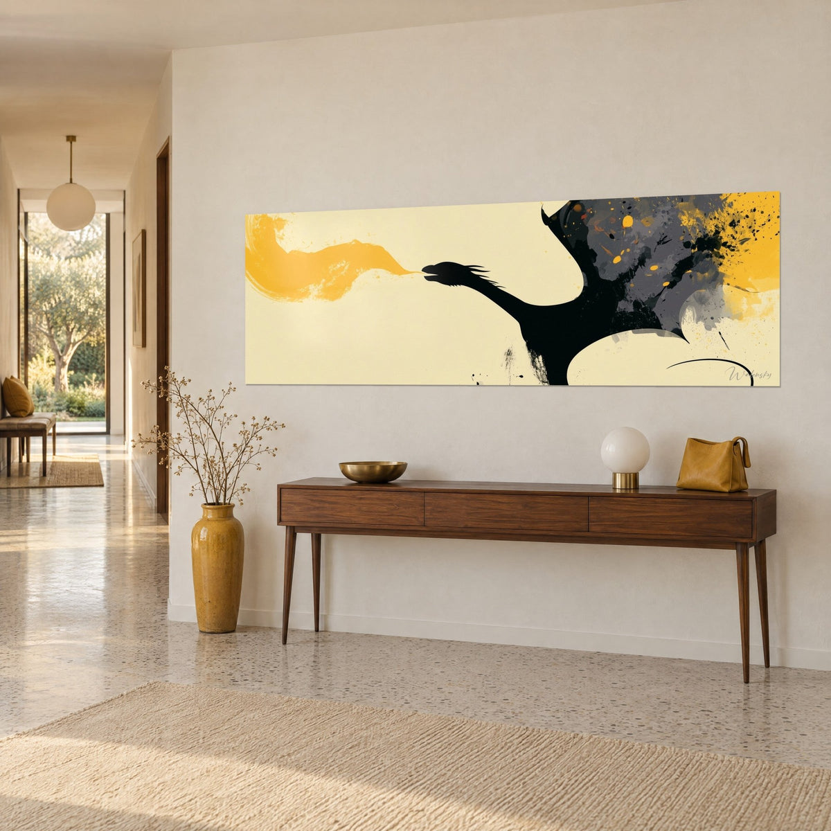 Tableau silhouette de dragon d'encre noire, souffle horizontal jaune safran et éclaboussures grises, sur un mur beige au-dessus d'une console en bois
