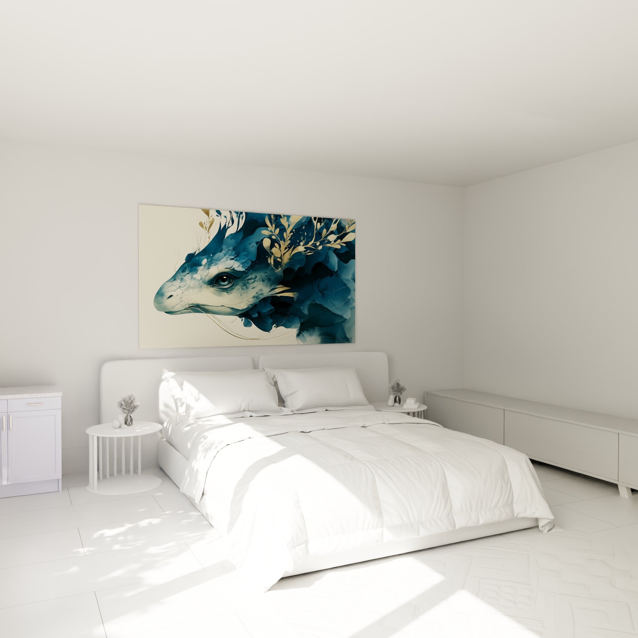 Créature mythique bleu marine et dorée accrochée au-dessus d'un lit dans une chambre claire