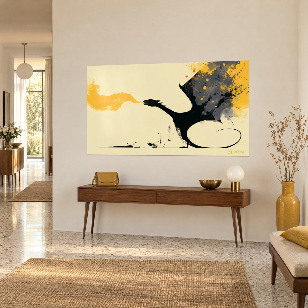 Schilderij silhouet van een zwarte inktdraak, staart in een lus opgerold, grijze en gele nevel, op een beige muur, driekwart aanzicht