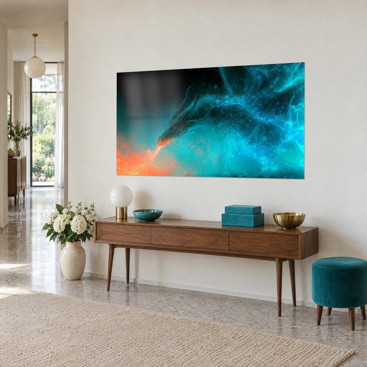 Quadro di una creatura serpentina con criniera blu ghiacciaio e fauci arancioni incandescenti, parete bianca, console in noce