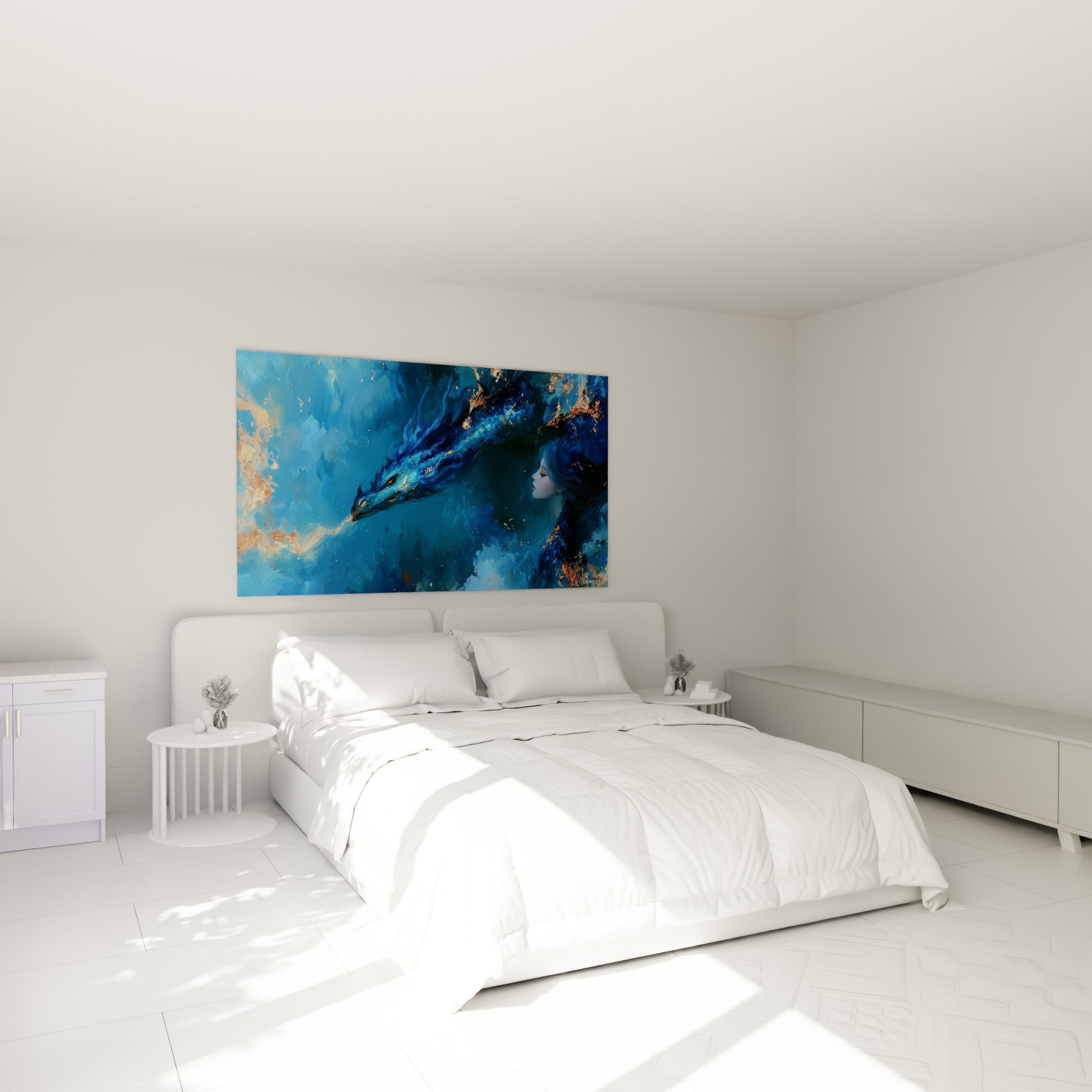 Créature fantastique bleu nuit et dorée au-dessus d'un lit dans une chambre claire