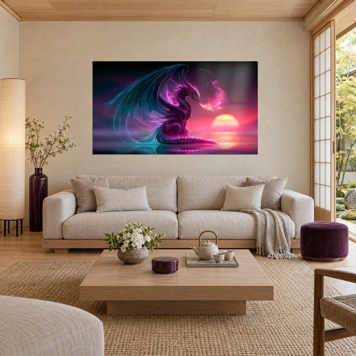 Tableau dragon violet aux ailes turquoise face à un soleil rose, reflet sur l'eau, au-dessus d'un canapé dans un salon lumineux