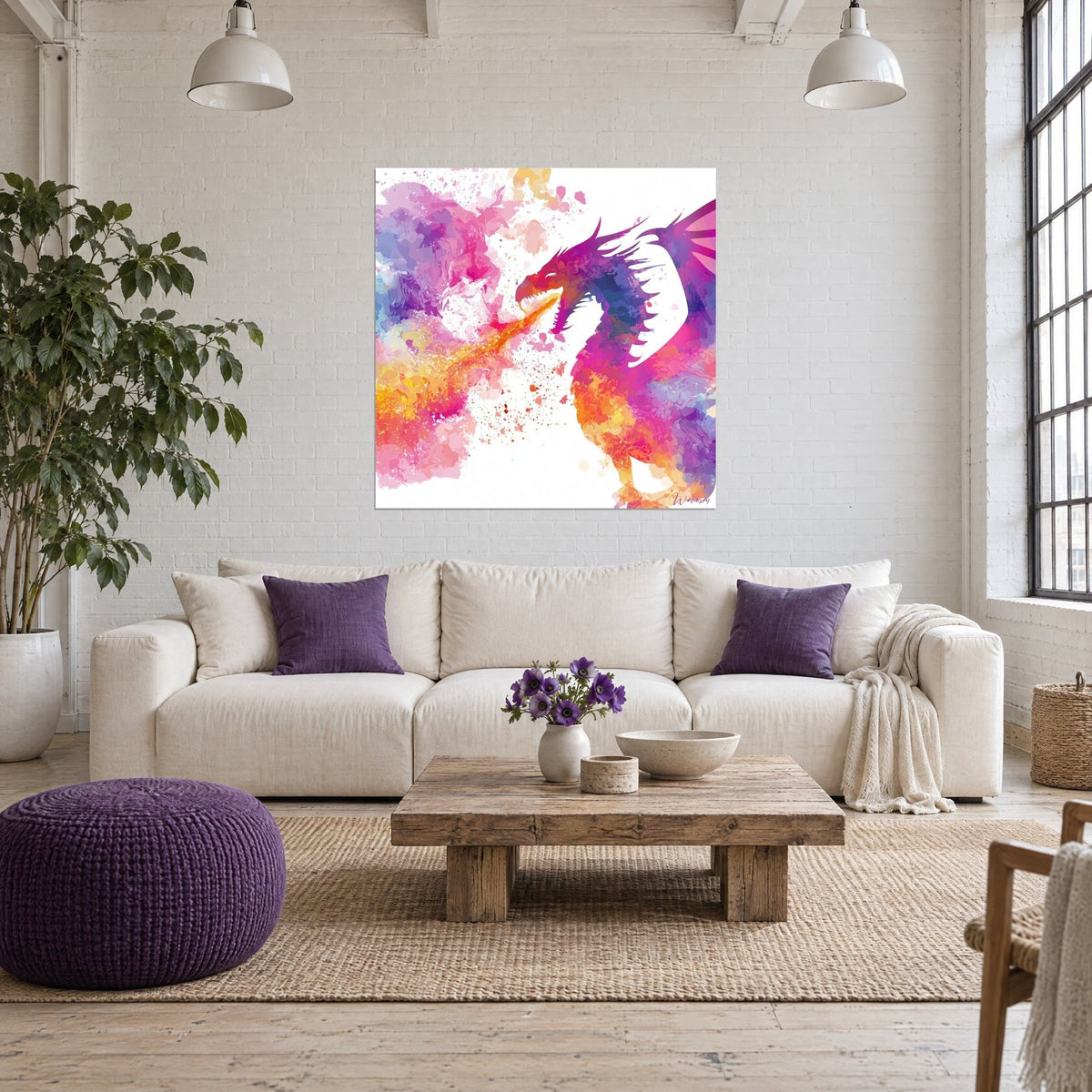 Tableau dragon d'aquarelle crachant un souffle orangé, fond blanc et éclaboussures roses, au-dessus d'un canapé dans un salon lumineux