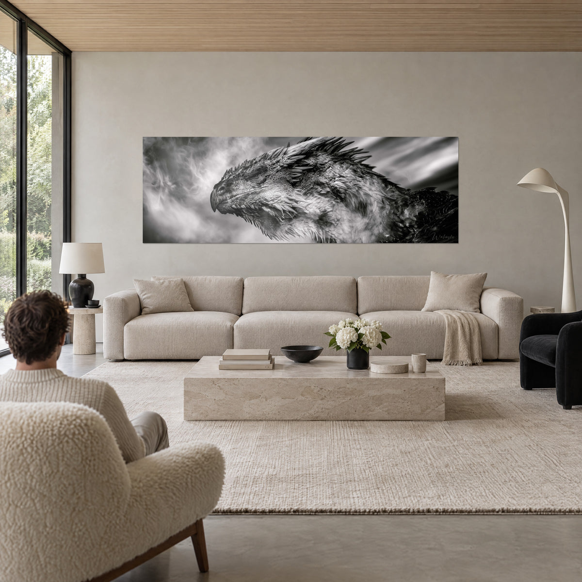 Quadro drago di profilo con becco adunco, scaglie grigio perla e nere, fumo bianco, sopra un divano in un soggiorno luminoso