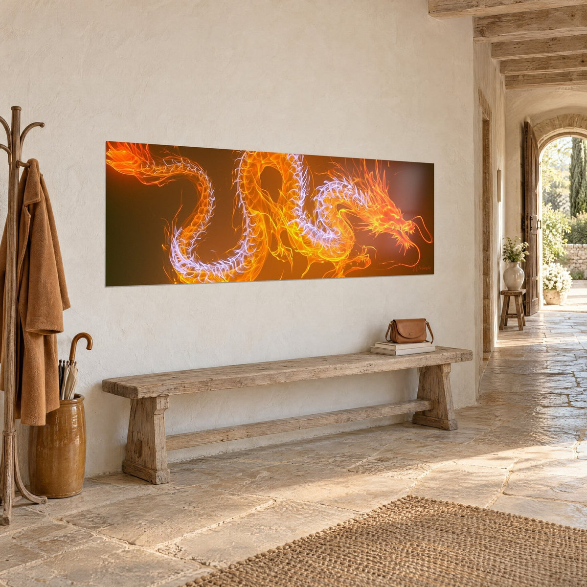 Tableau serpent chinois aux flammes orange et vives vertèbres lilas, face à un banc en bois, vu de trois-quarts