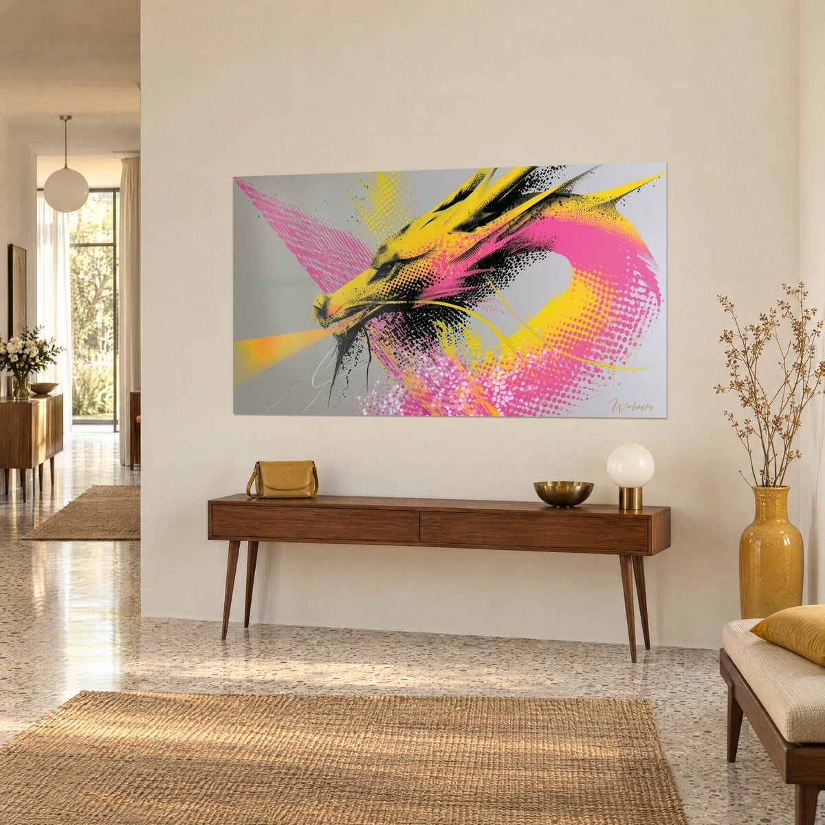 Cuadro cabeza de dragón en amarillo brillante, tramas de puntos negros y melena rosa chicle sobre fondo gris, encima de una consola de madera