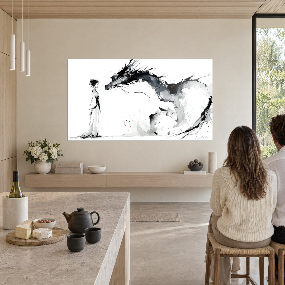 Quadro mostro mitico con criniera d'inchiostro nero e corpo sfumato di grigio, donna in kimono, cucina a vista in legno chiaro