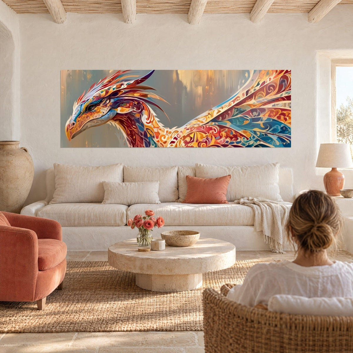 Tableau dragon oriental aux écailles ocre et turquoise, une femme de dos le contemple au-dessus d'un canapé dans un salon lumineux