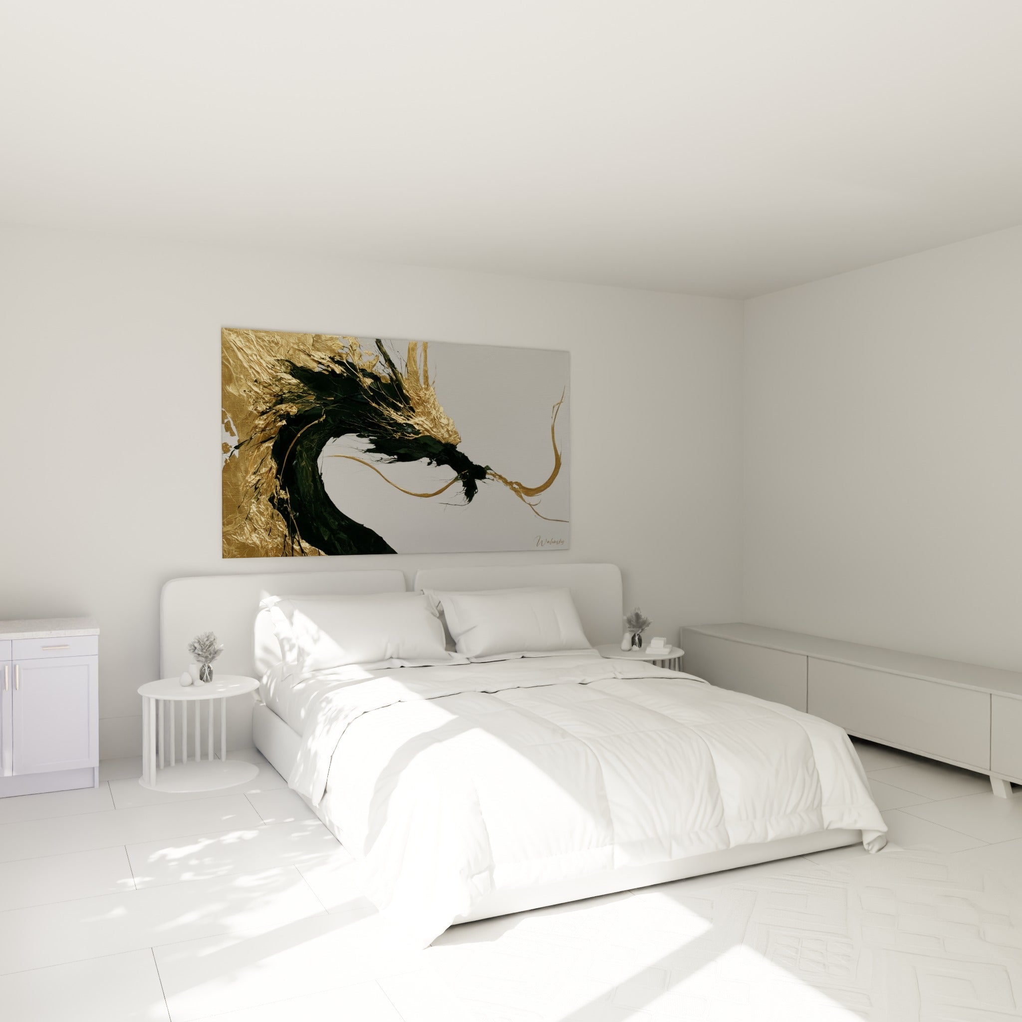 Créature dorée aux moustaches sinueuses accrochée au-dessus d'un lit dans une chambre claire