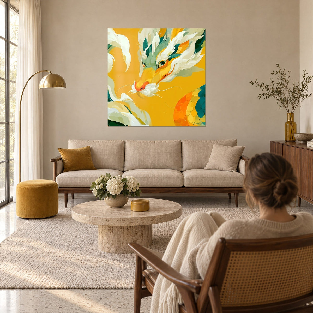 Tableau dragon blanc et jaune aux longues moustaches, regard émeraude, fond moutarde, au-dessus d'un canapé dans un salon lumineux