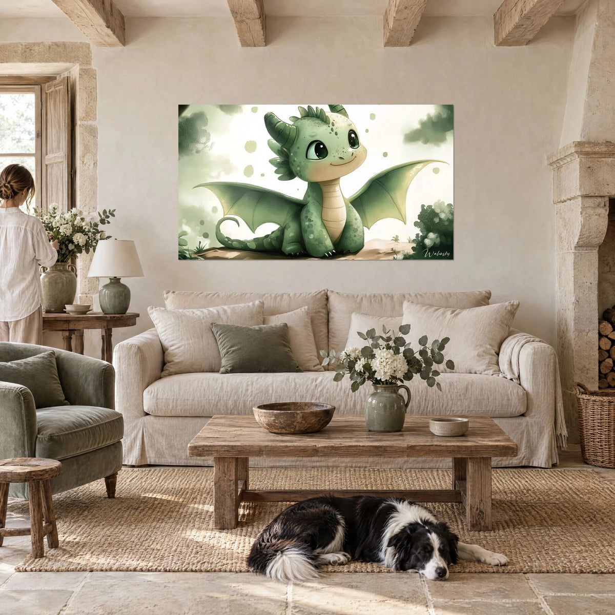 Quadro cucciolo di drago verde salvia con ali spiegate e ventre beige, sopra un divano in un soggiorno luminoso