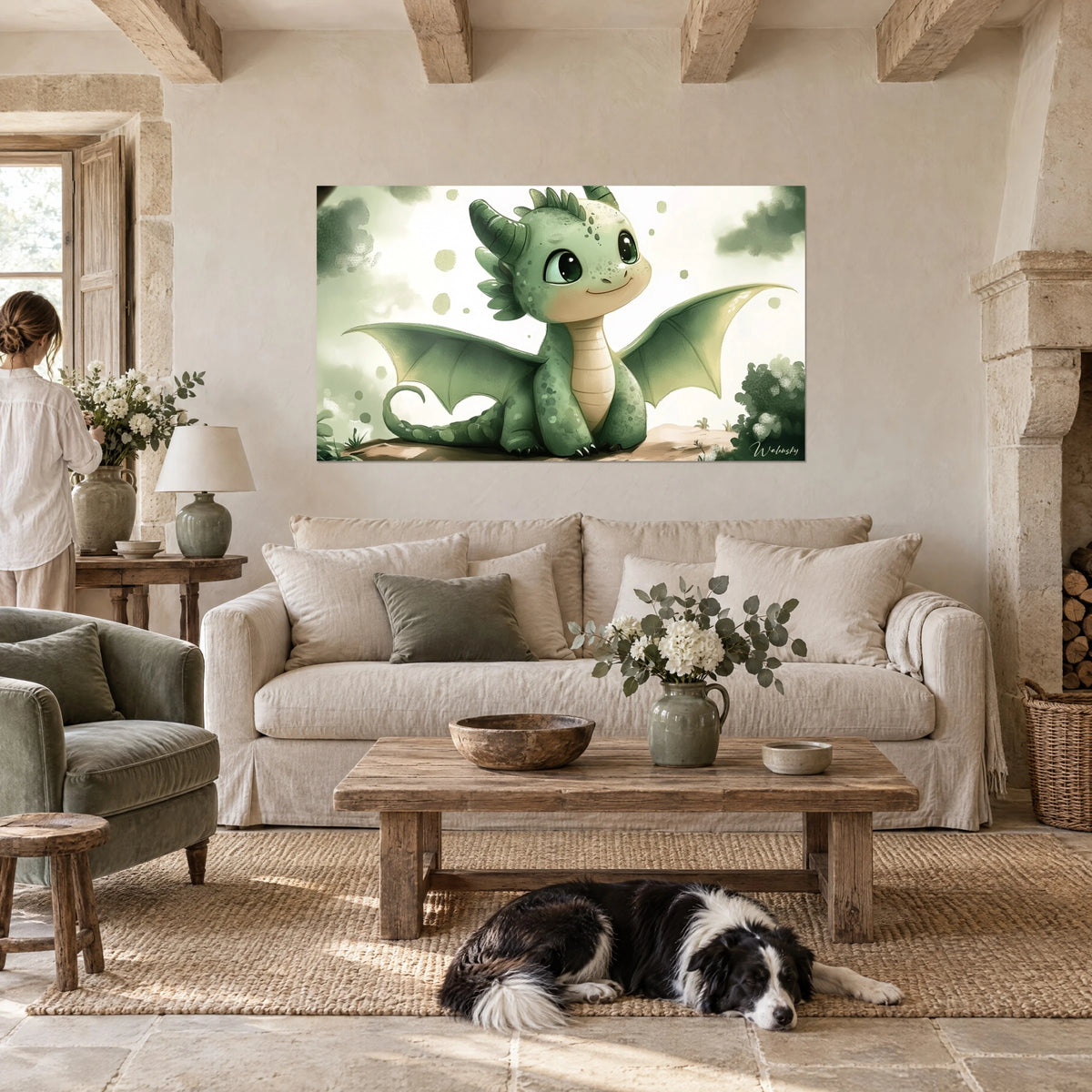 Schilderij babydraak in saliegroen met uitgespreide vleugels en beige buik, boven een bank in een lichte woonkamer