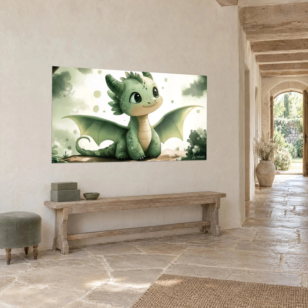 Quadro piccolo drago sorridente dai grandi occhi neri, squame verde tenue e crema, parete di pietra chiara a tre quarti