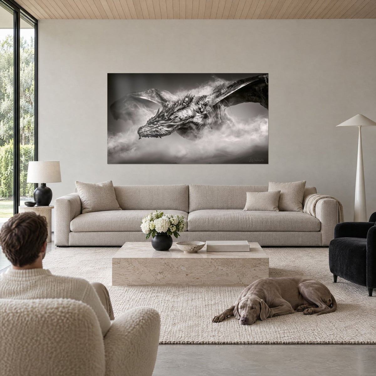 Tableau dragon ailé en vol dans la brume, écailles gris argent et blanc, au-dessus d'un canapé dans un salon lumineux