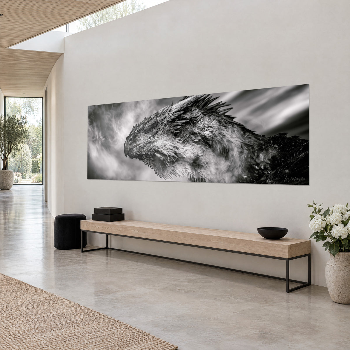 Quadro testa di drago con palpebre chiuse, creste nere dentellate, nuvole grigio argento, appeso a una parete bianca, vista di tre quarti
