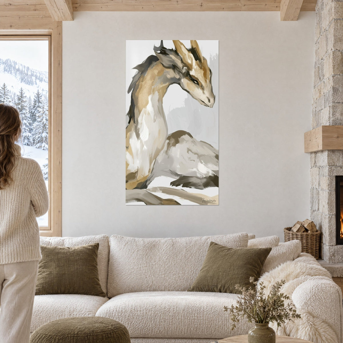 Tableau dragon au long cou ivoire et ocre, tête baissée, au-dessus d'un canapé dans un salon lumineux