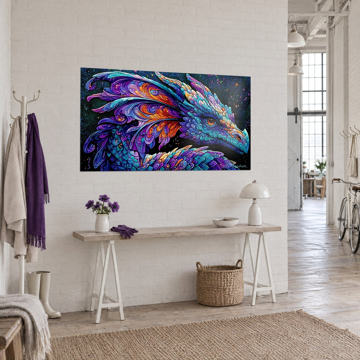 Cuadro reptil mítico de escamas turquesa azuladas y plumas moradas, fondo de noche estrellada, consola blanca en el loft