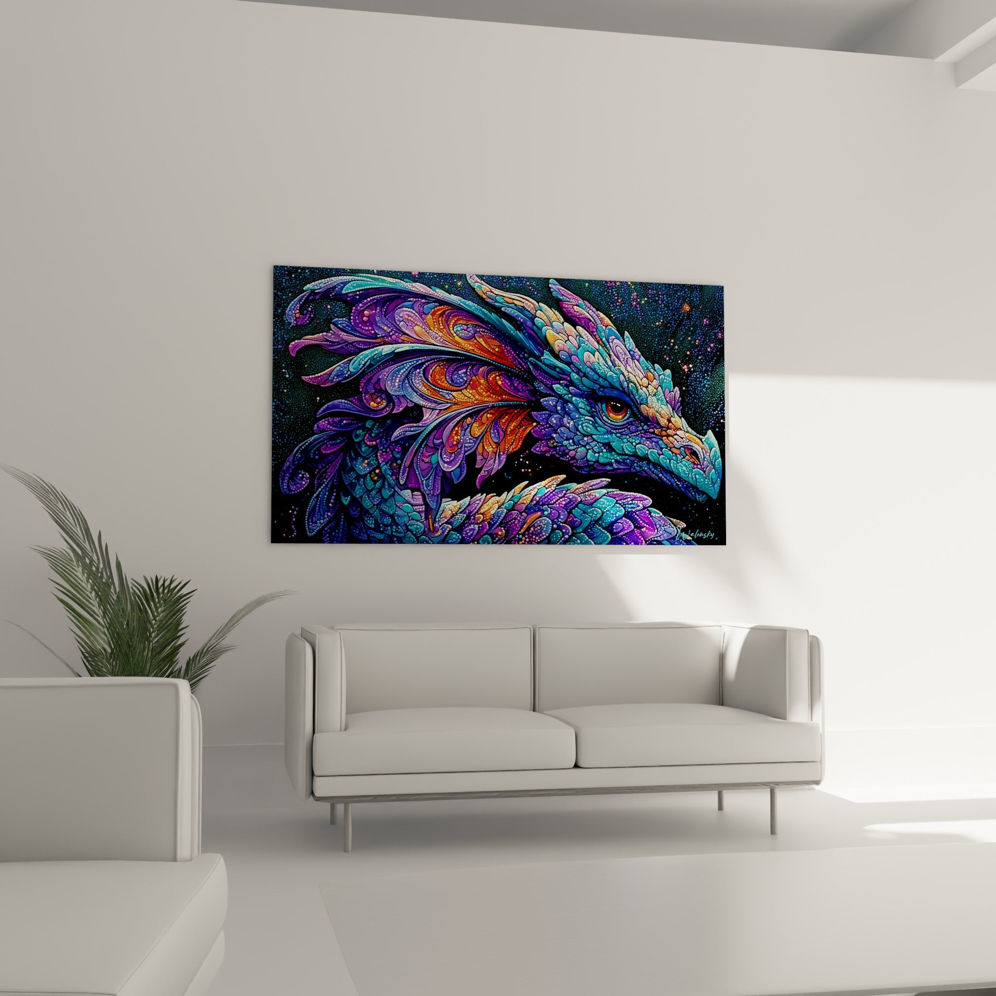 Tête de Dragon ornée de plumes mauves et turquoise, œuvre placée au-dessus d'un canapé dans un salon lumineux