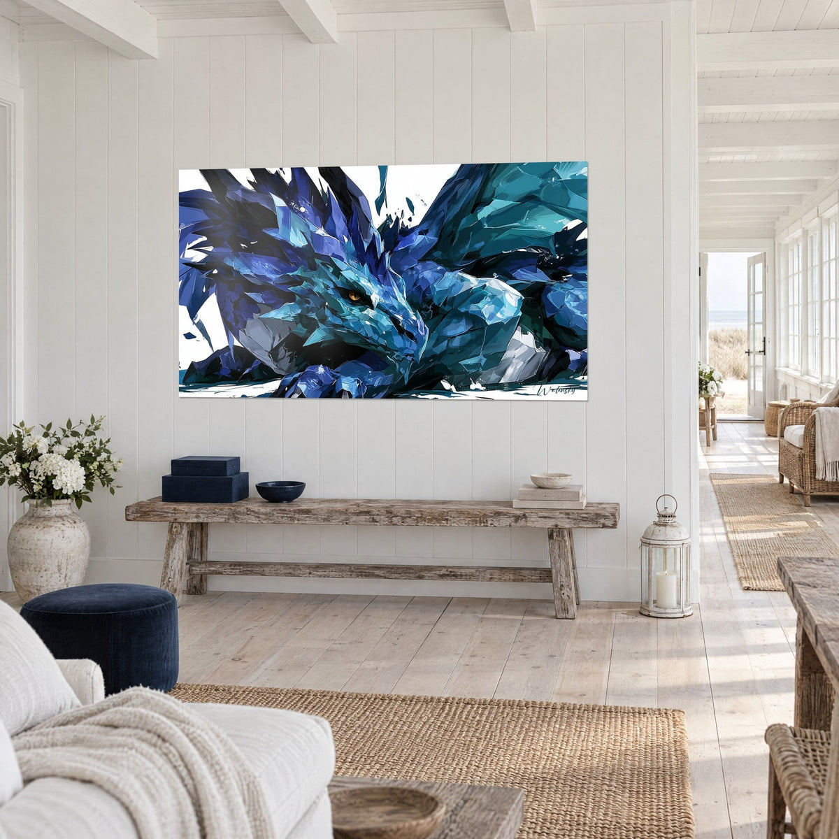 Tableau reptile ailé aux facettes bleu nuit et turquoise, crête hérissée, en vue de trois-quarts dans une maison de bord de mer