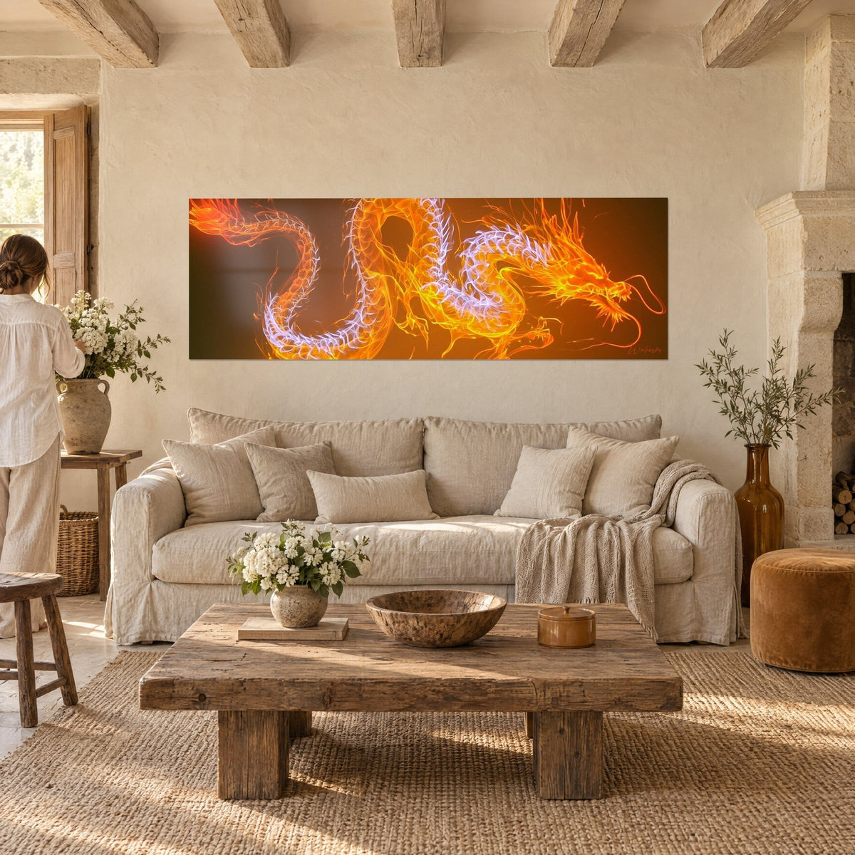Tableau dragon de feu aux écailles blanches sur fond brun, au-dessus d'un canapé dans un salon lumineux
