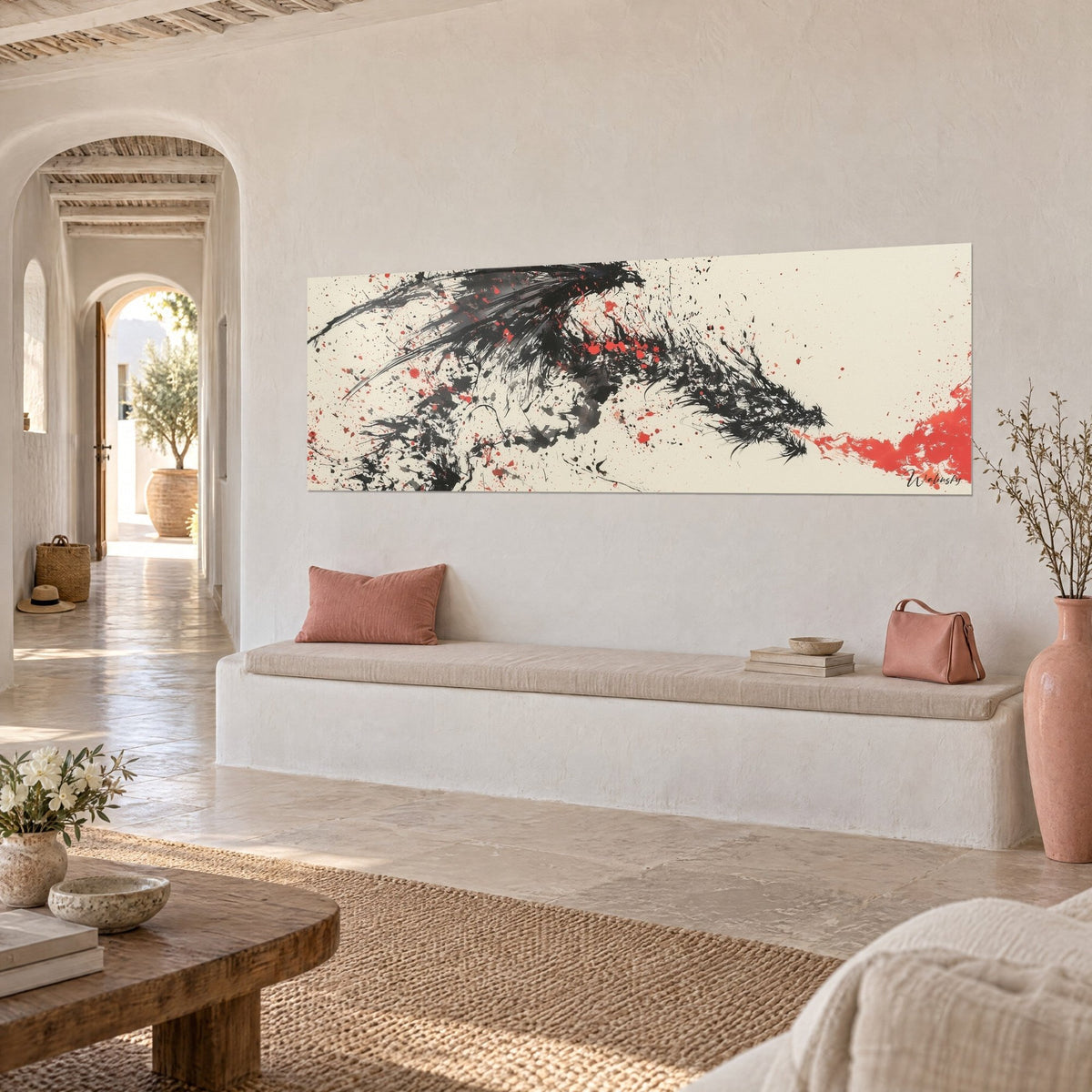 Cuadro serpiente alada caligrafiada en trazos negros y gotas escarlata, fondo crema, visto de tres cuartos, banqueta blanca con cojines rosas