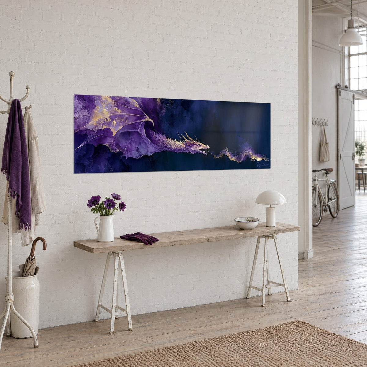 Quadro creatura alata ametista che soffia fumo dorato nella notte marina, su un muro di mattoni bianchi di un loft