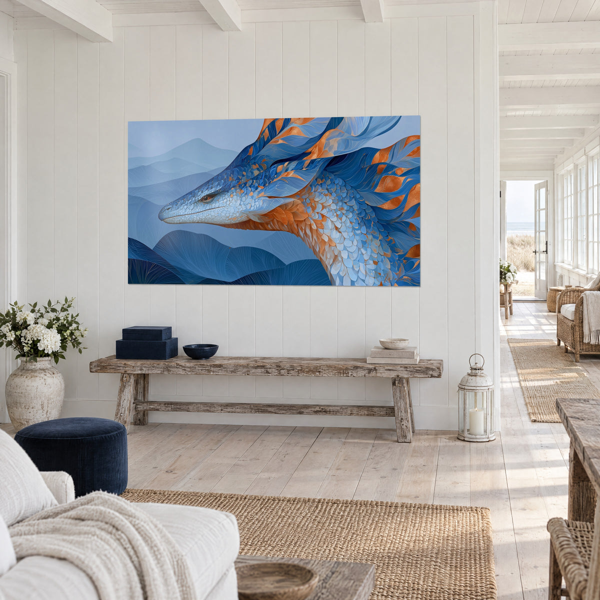 Quadro rettile alato dal profilo cesellato, piume blu reale e arancio rame, sopra una panca in legno grezzo, casa sul mare