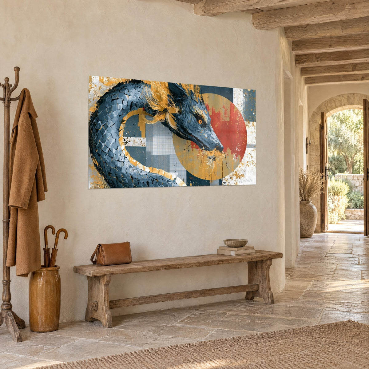 Tableau gardien serpentin aux écailles bleu ardoise et or, soleil rouge corail, vu de trois-quarts sur un mur de pierre