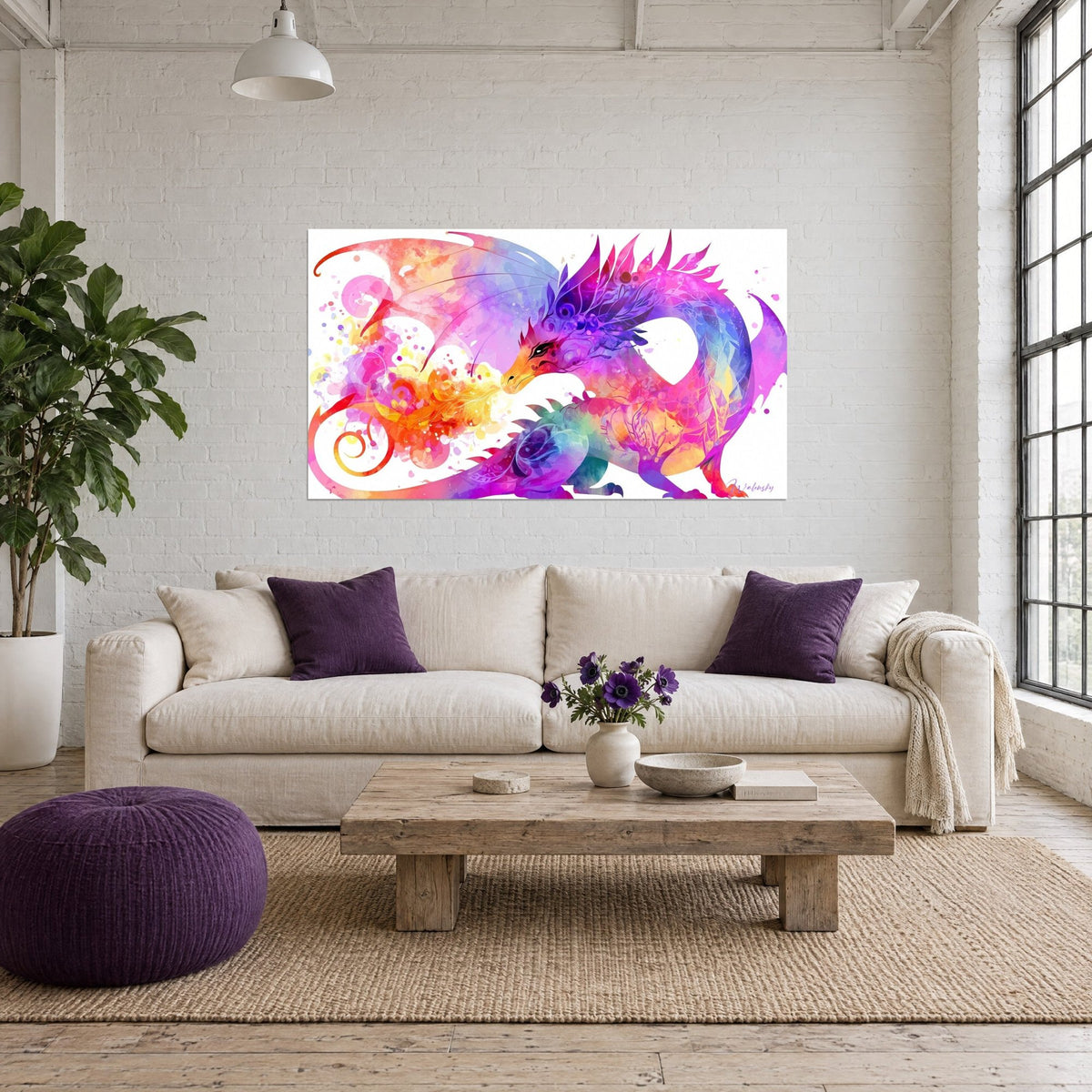 Tableau dragon d'aquarelle violet et orange crachant un souffle de flammes, au-dessus d'un canapé dans un salon lumineux