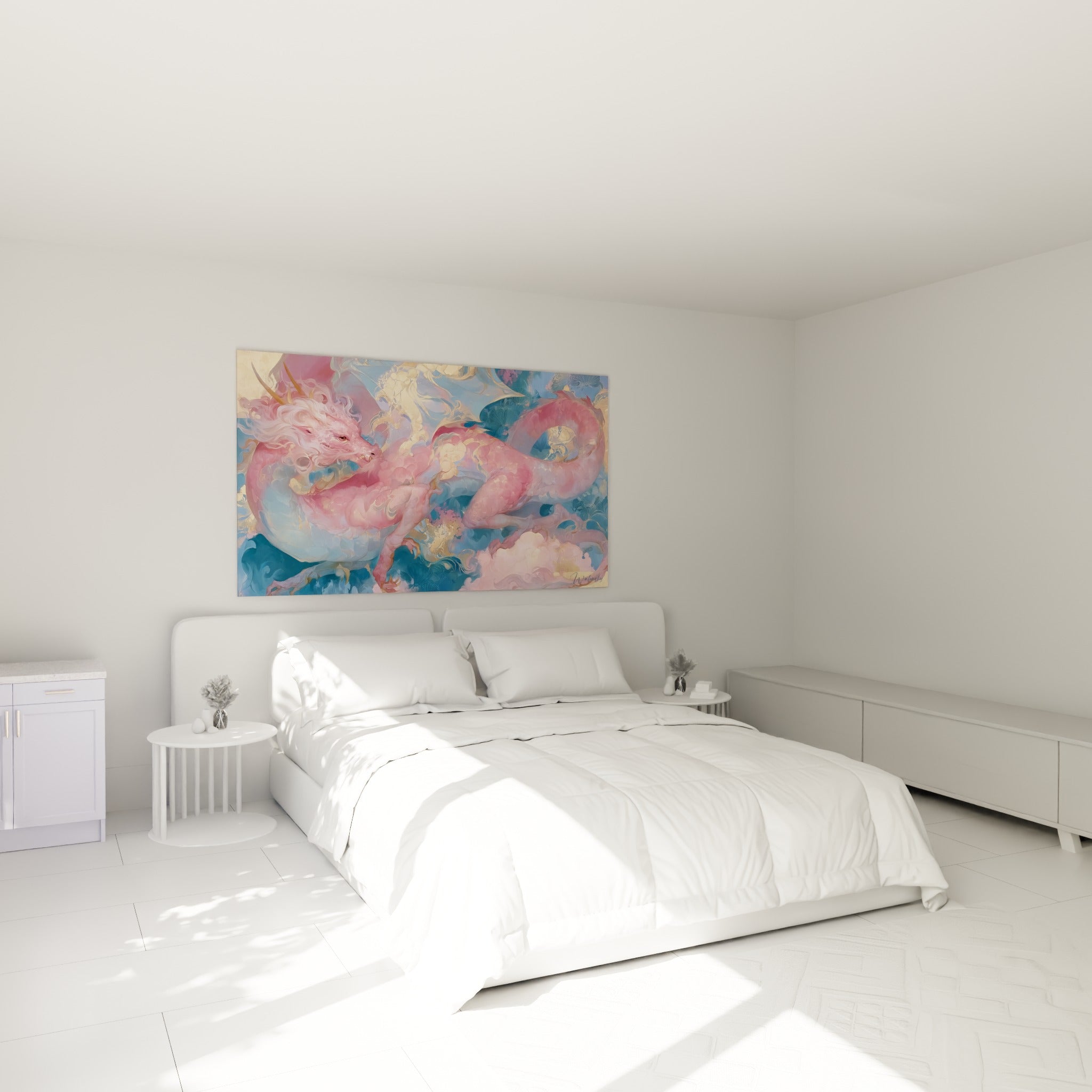 Créature rose et bleu marine aux reflets dorés accrochée au-dessus d'un lit dans une chambre claire