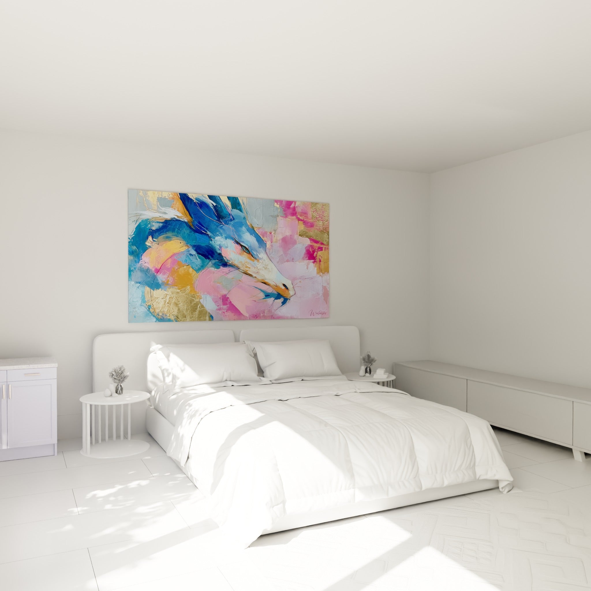 Créature fantastique aux teintes rose et bleu profond accrochée au-dessus d'un lit dans une chambre claire