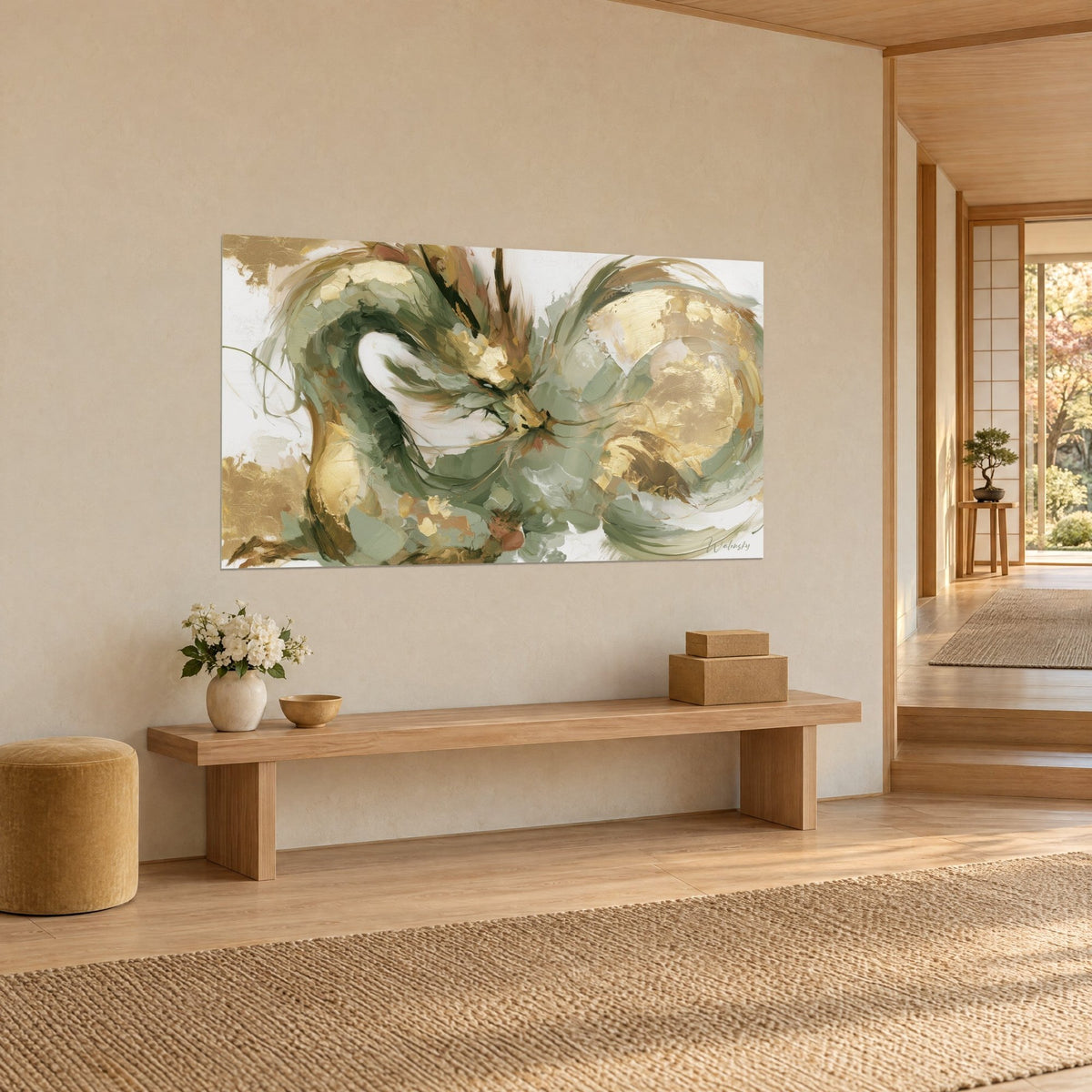 Tableau serpent chinois aux volutes vert pâle et feuille d'or, crinière brune, en vue de trois-quarts dans un couloir japandi