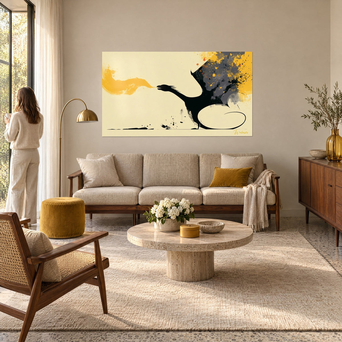 Schilderij zwarte draak die een saffraangele straal uitblaast, grijze spatten op crème achtergrond, boven een bank in een lichte woonkamer