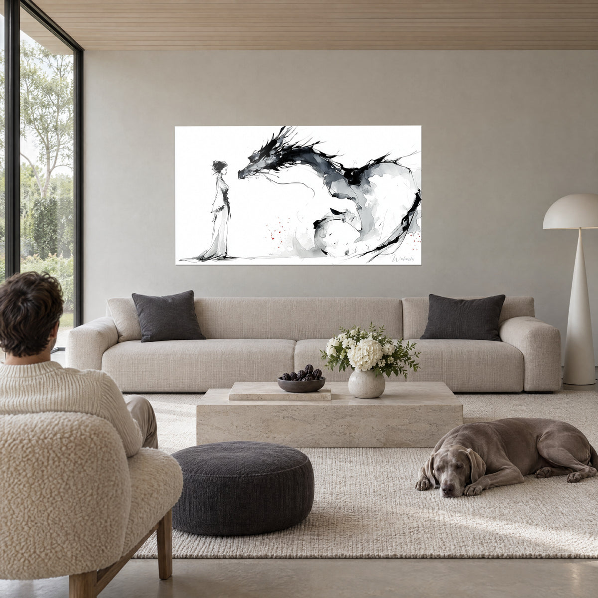 Quadro drago d'inchiostro nero di fronte a una donna in kimono bianco, schizzi rossi, sopra un divano in un soggiorno luminoso