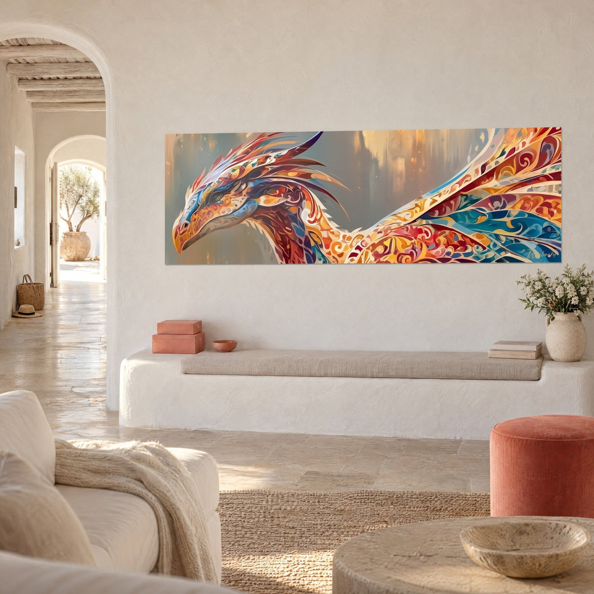 Tableau créature céleste en volutes rouges et dorées, tête de profil, mur blanc chaulé et banquette en pierre d'une maison méditerranéenne