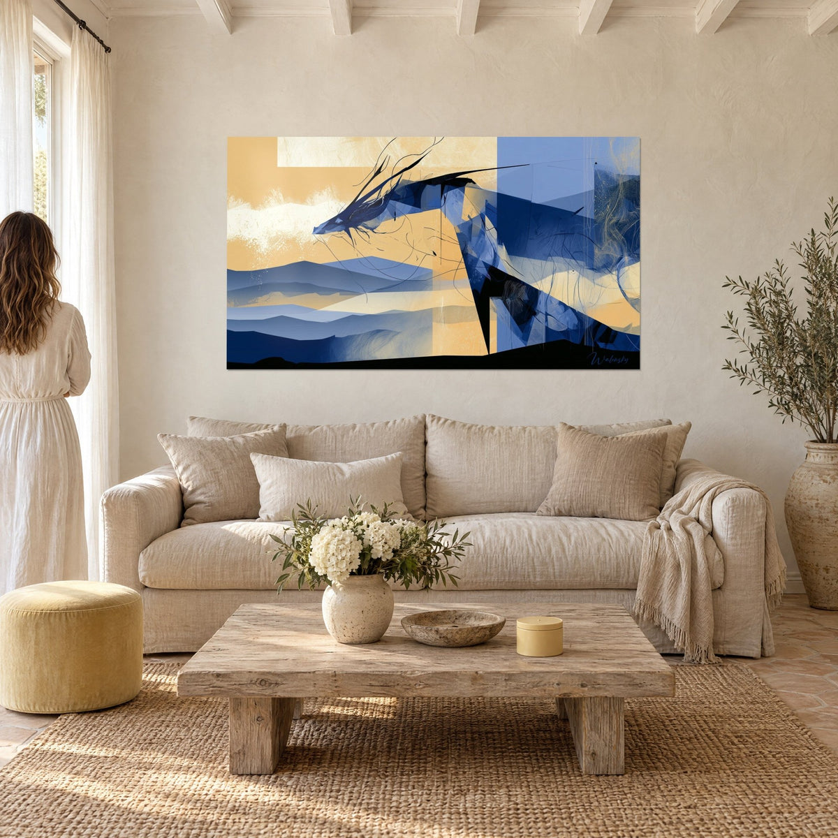Quadro drago cubista dalle corna sottili come fili, in blu cobalto e sabbia dorata, sopra un divano in un soggiorno luminoso