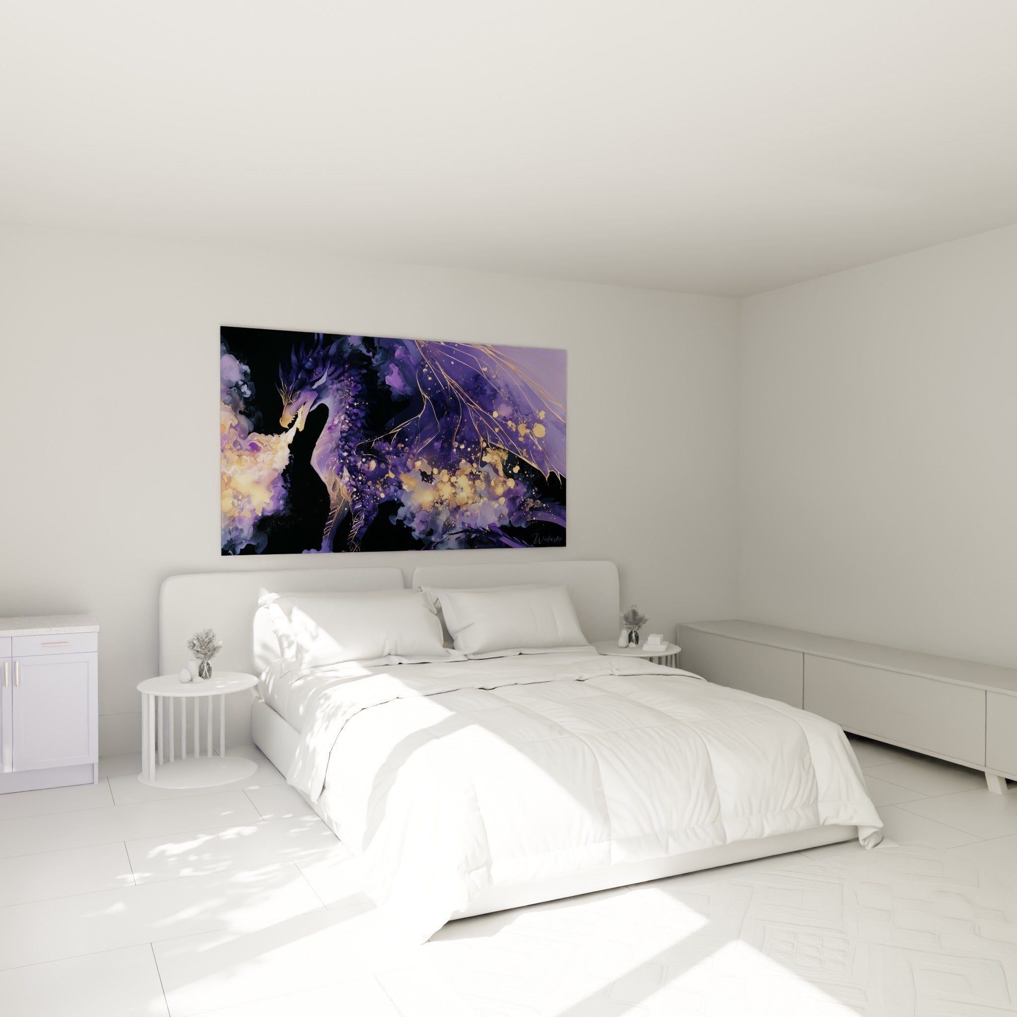 Créature ailée violette et dorée crachant du feu, accrochée au-dessus d'un lit dans une chambre claire