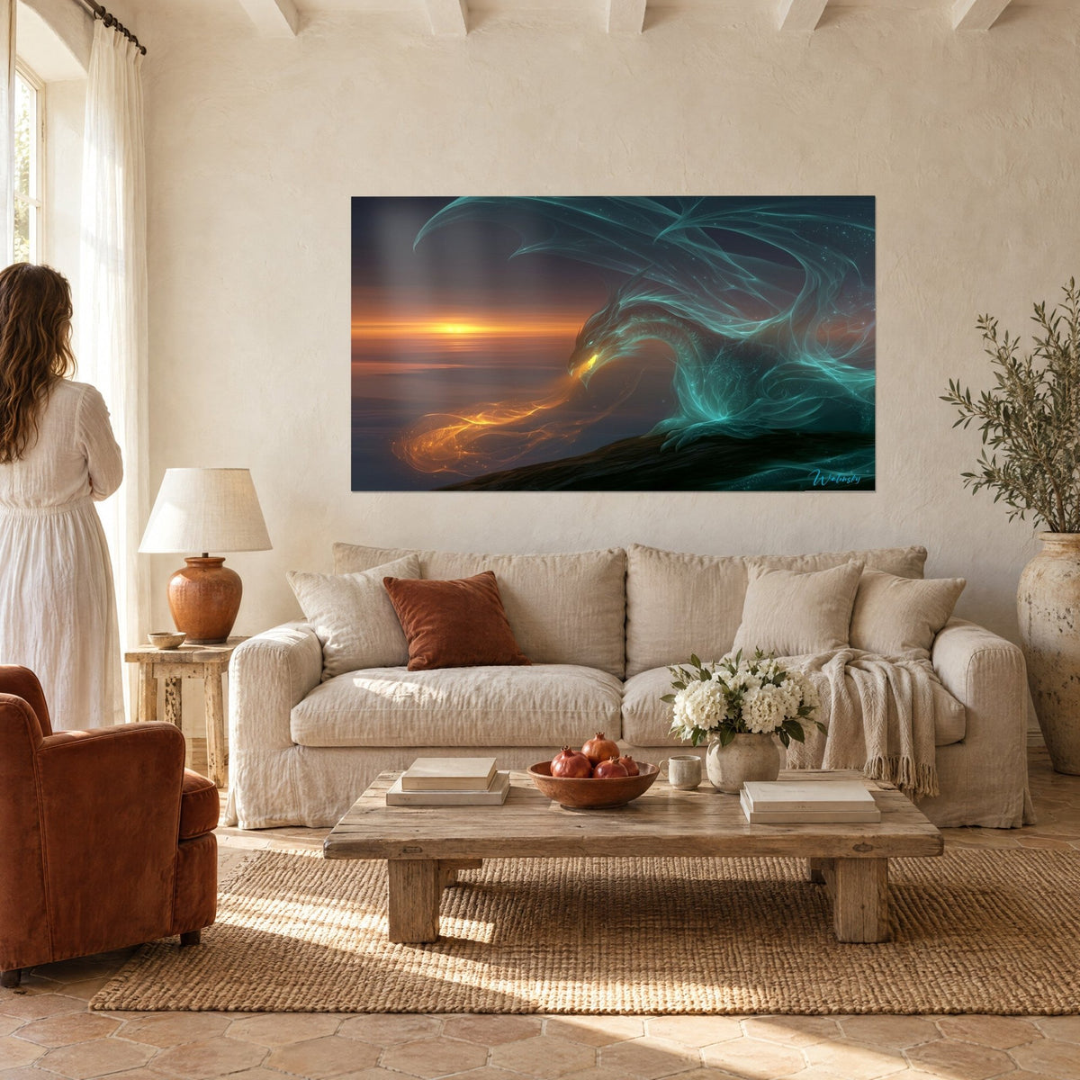 Tableau dragon spectral aux ailes turquoise translucides, souffle doré sur mer ambrée, au-dessus d'un canapé dans un salon lumineux