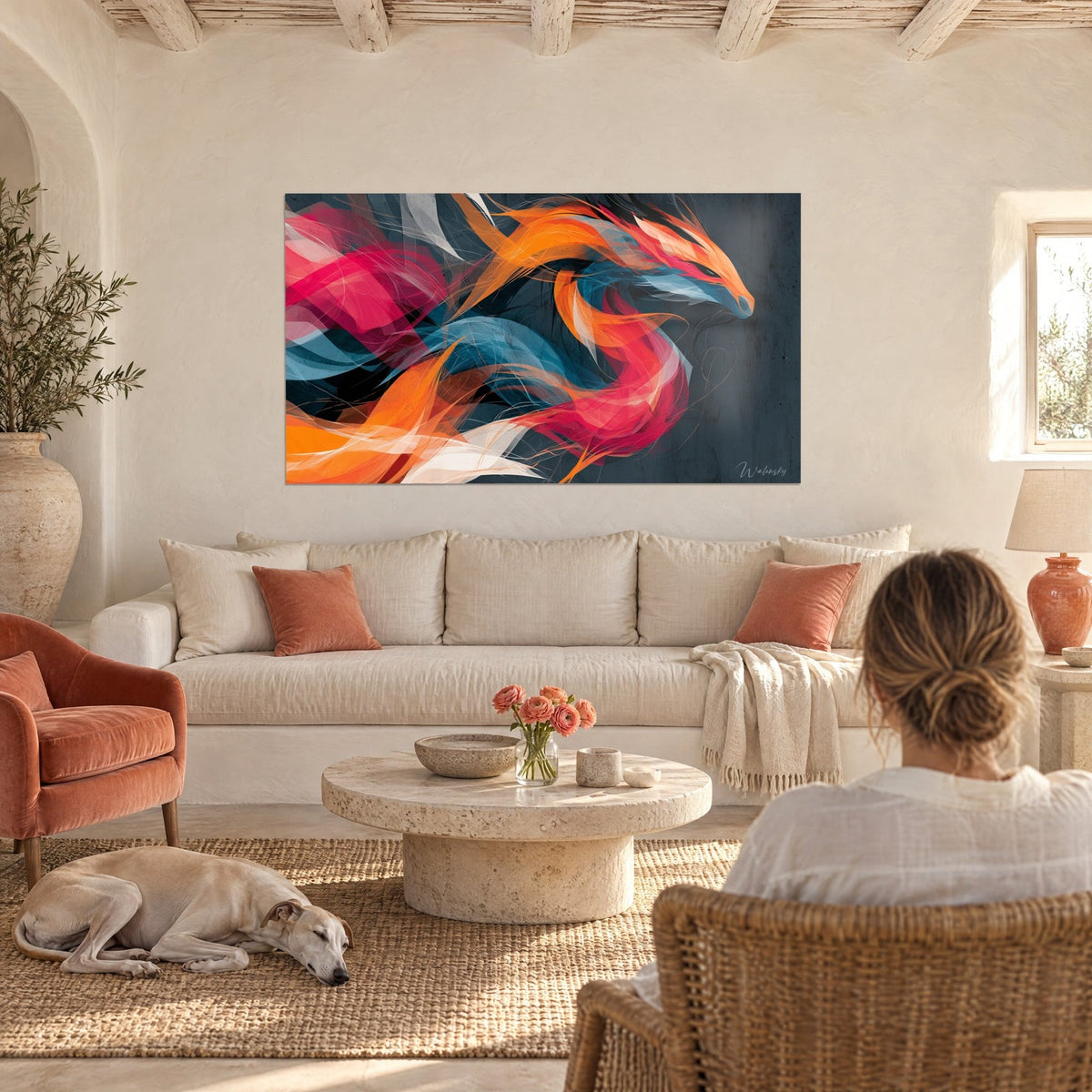Tableau dragon de fumée orange et rose, tête fine sur fond anthracite, et un lévrier couché, au-dessus d'un canapé dans un salon lumineux