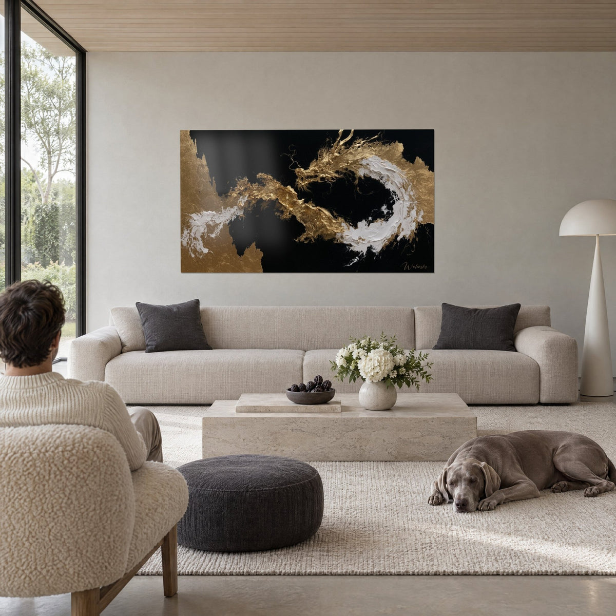 Quadro drago d'oro accartocciato con criniera bianca a impasto spessa su fondo nero intenso, un Weimaraner disteso sopra un divano in un soggiorno luminoso