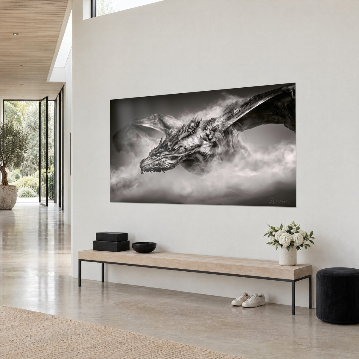 Tableau reptile cracheur de fumée aux ailes déployées, nuances de gris anthracite et blanc nacré, mur clair d'une maison d'architecte