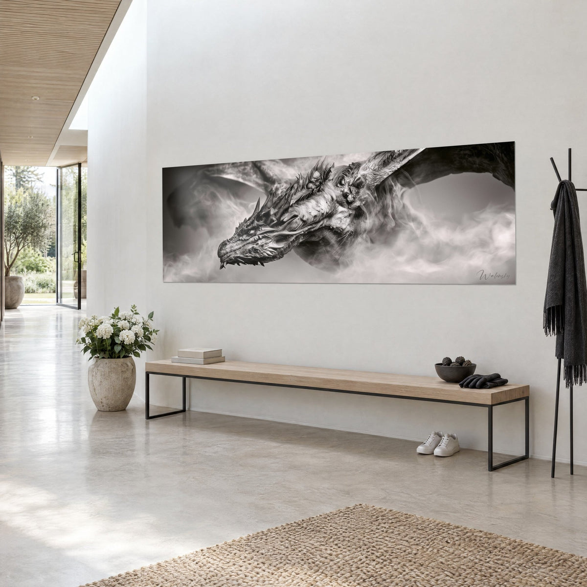 Quadro rettile alato dalle scaglie ispide, grigio carbone e bianco madreperla, appeso alla parete di un ingresso in vista di tre quarti